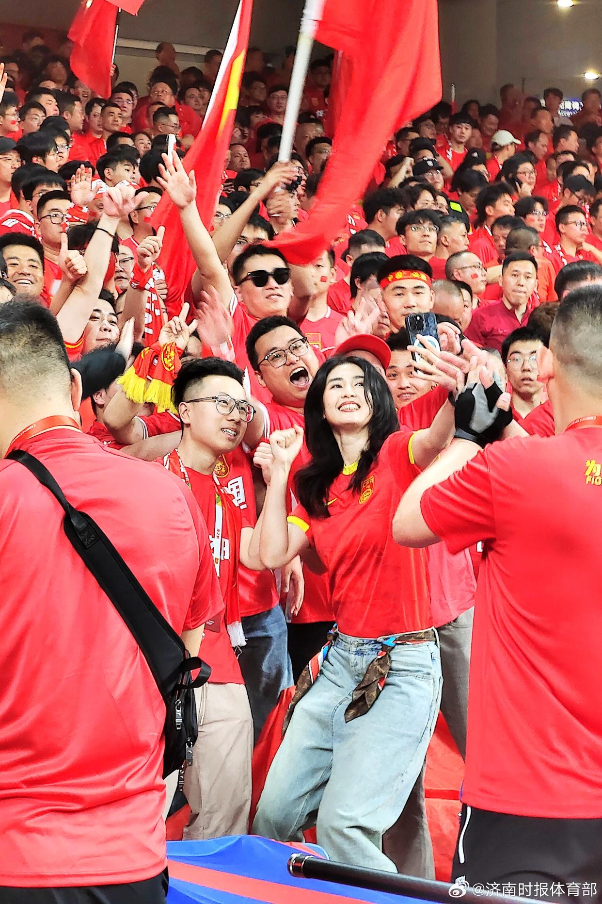 激情燃烧！女足选手高举旗帜迎战！(朝鲜女足选手)
