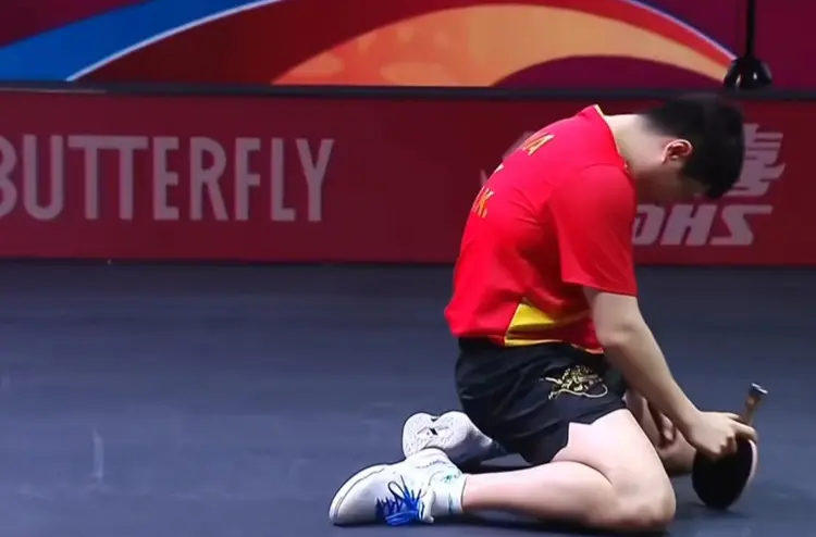 瓦勒失利后退步，遗憾出局！(郑钦文遭遇生涯大满贯最惨痛失利)