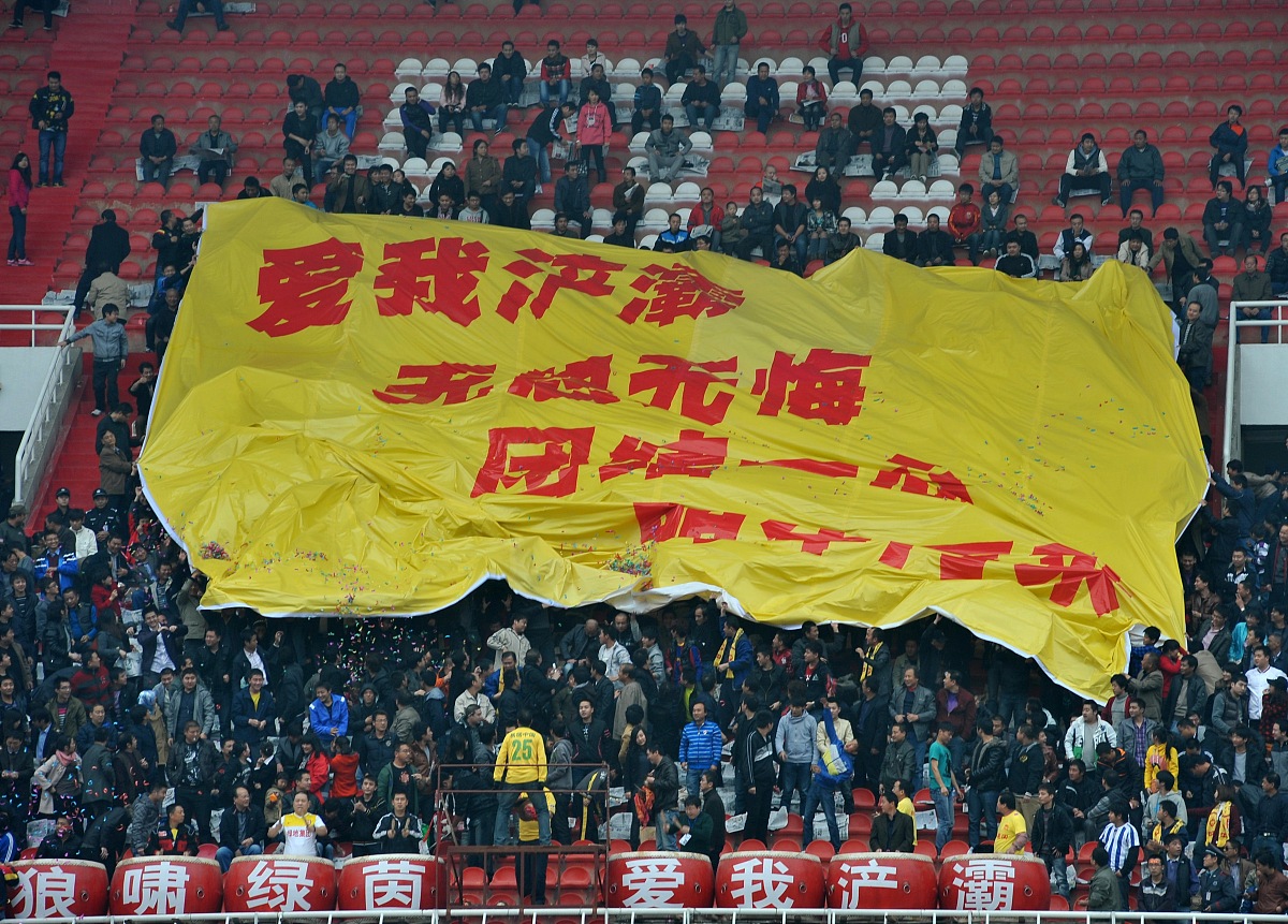 球迷们为心爱的球队加油呐喊(球迷们为心爱的球队加油呐喊英语)